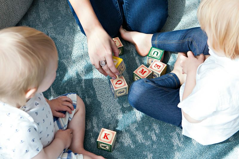 Kinder spielen mit Buchstabenbauklötzen
