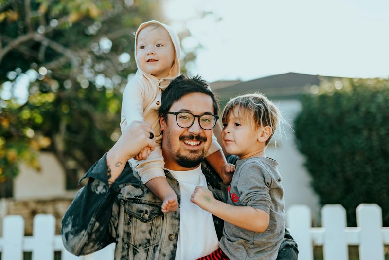 Vater mit zwei kleinen Kindern